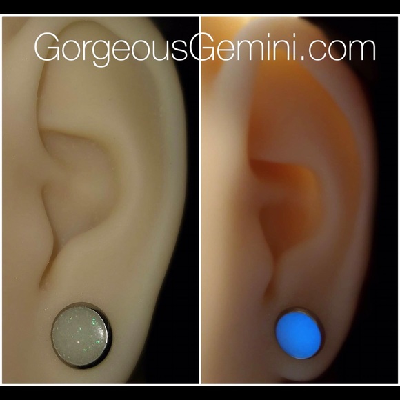 Glow in the dark stud earrings - Picture 3 of 4